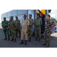 Comité d'accueil du contingent togolais à l'aéroport de Bamako, devant les bus, composé d'un capitaine français, officier de liaison de la coopération opérationnelle régionale, du colonel togolais Bayakidéou Kpakpabia , de capitaines togolais, du colonel ivoirien Adjoumani, d'un capitaine malien et d'un commandant burkinabé.