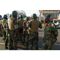 Rassemblement à l'aéroport de Bamako de militaires togolais fraîchement débarqués et inspection du colonel togolais Bayakidéou Kpakpabia.