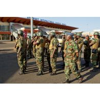 Rassemblement devant l'aérogare de l'aéroport  de Bamako de militaires togolais fraîchement débarqués et inspection du colonel togolais Bayakidéou Kpakpabia.