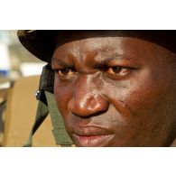 Portrait serré d'un militaire togolais fraîchement débarqué à l'aéroport  de Bamako.
