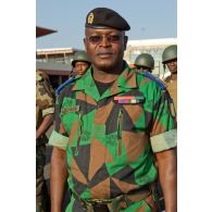 Portrait du colonel ivoirien Adjoumani à l'aéroport de Bamako.