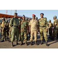 Photographie de groupe du comité d'accueil du contingent togolais à l'aéroport de Bamako, composé du colonel togolais Bayakidéou Kpakpabia, d'un commandant burkinabé, et de capitaines maliens.