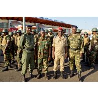 Photographie de groupe du comité d'accueil du contingent togolais à l'aéroport de Bamako, composé du colonel togolais Bayakidéou Kpakpabia, d'un commandant burkinabé, et de capitaines maliens.