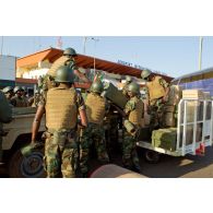 Des militaires togolais chargent leur matériel et des munitions sur un pick-up devant l'aérogare de l'aéroport de Bamako.