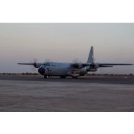 Roulage d'un avion de transport Hercules C-130 de l'armée de l'air nigériane sur la piste de l'aéroport de Bamako.