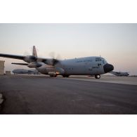 Roulage d'un avion de transport Hercules C-130 de l'armée de l'air nigériane sur la piste de l'aéroport de Bamako. En arrière-plan, un avion-cargo de transport C-17  de l'armée de l'air britannique, et un avion de transport Transall C-160 de l'armée de l'Air française.