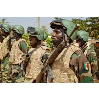 Portrait de militaires sénégalais, armés de fusil d'assaut Colt M16-A2 et d'un fusil Galil avec lance-grenade M203 monté, lors de la prise d'armes d'arrivée.