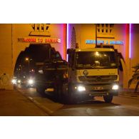 Passage d'une porte d'entrée de ville lors de l'arrivée de nuit à Bamako du convoi du GTIA 2 par un camion Mercedes Actros EPB (engin porte-blindés) transportant un AMX-10 RC.