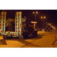 Arrivée de nuit à Bamako d'une colonne de camions EPB (engin porte-blindés) transportant des AMX-10 RC du convoi du GTIA 2.