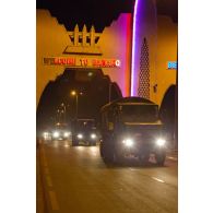 Passage d'une porte d'entrée de ville lors de l'arrivée de nuit à Bamako du convoi du GTIA 2 par un camion 6x6 GBC 180.