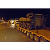 Arrivée de nuit à Bamako d'une colonne du convoi du GTIA 2 composée de camions EPB (engin porte-blindés) transportant des VBCI dont le Saint-Louis 1779.