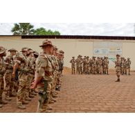 Dans la cour du PC (poste de commandement) de la 3e BM (brigade mécanisée), à côté de l'aéroport international de Bamako (Mali), des militaires sont rassemblés pour un briefing.