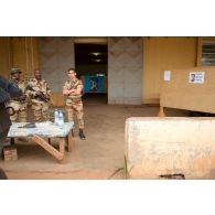 Point de contrôle des entrées dans le bâtiment du PC (poste de commandement) de la 3e BM (brigade mécanisée) pour la brigade Serval, à côté de l'aéroport international de Bamako (Mali).