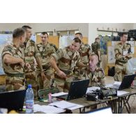 Dans le bâtiment du PC (poste de commandement) de la 3e BM (brigade mécanisée), à côté de l'aéroport international de Bamako (Mali), discussion entre un commandant et un lieutenant-colonel après le briefing des personnels d'état-major.
