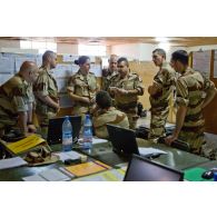 Dans le bâtiment du PC (poste de commandement) de la 3e BM (brigade mécanisée), à côté de l'aéroport international de Bamako (Mali), briefing d'équipe par un commandant, en présence d'un lieutenant.