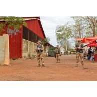 Trinôme assurant la sécurité des abords du bâtiment du PC (poste de commandement) de la 3e BM (brigade mécanisée), à côté de l'aéroport international de Bamako (Mali).