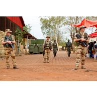 Trinôme assurant la sécurité des abords du bâtiment du PC (poste de commandement) de la 3e BM (brigade mécanisée), à côté de l'aéroport international de Bamako (Mali).