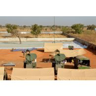 Les installations satellitaires du 28e RTrs (régiment de Transmissions) à Bamako assurent la liaison de la force avec la France.
