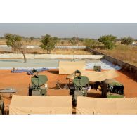 Les installations satellitaires du 28e RTrs (régiment de Transmissions) à Bamako assurent la liaison de la force avec la France.
