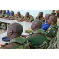 Dans une salle de formation, des stagiaires béninois et sénégalais écoutent le cours.