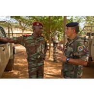 Un capitaine béninois discute avec un capitaine français, officier de liaison de la coopération opérationnelle régionale.