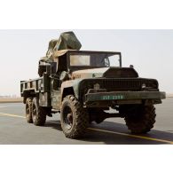 Camion 6x6 TPK6 ALM ACMAT  togolais armé d'un canon de DCA ZPU-4 quadritube de calibre 14,5 mm bâché fraîchement déchargé sur l'aéroport de Bamako.