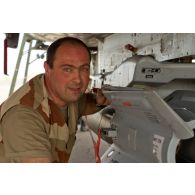 Portrait d'un adjudant-chef de l'armée de l'Air, chef des armuriers sur avions de combat Mirage-2000D, au montage d'une bombe SAMP (sol-air moyenne portée) sous aile.