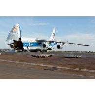 Déchargement d'un avion-cargo de transport Antonov AH 124-100 de la compagnie russe Volga-Dnepr sur l'aéroport de Bamako.