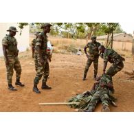 Séance d'instruction au secourisme de militaires sénégalais : évacuation d'un blessé.