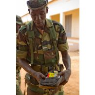 Séance d'instruction au secourisme de militaires sénégalais : présentation de la trousse de premier secours par l'instructeur.