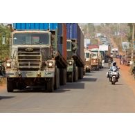Arrivée du convoi sénégalais de camions porte-containers CCC AM General et de camions Mercedes, sous escorte d'un motard malien.