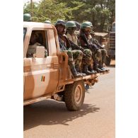 Arrivée d'un véhicule pick-up 4x4 Toyota Landcruiser transport de troupes du convoi sénégalais. Les soldats sont armés de fusils d'assaut Colt M16-A2 et d'une mitrailleuse Saco M60et d'un fusil Galil avec lance-grenade M203 monté.