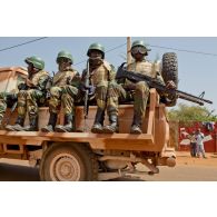 Portrait de militaires sénégalais sur un véhicule pick-up 4x4 Toyota Landcruiser transport de troupes du convoi sénégalais. Les soldats sont armés de fusils d'assaut Colt M16-A2, d'une mitrailleuse Saco M60, et d'un fusil Galil avec lance-grenade M203 monté.