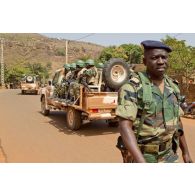 Portrait d'un capitaine sénégalais à l'arrivée d'un véhicule pick-up 4x4 Toyota Landcruiser transport de troupes du convoi sénégalais. Les soldats sont armés de fusils d'assaut Colt M16-A2, d'une mitrailleuse Saco M60 et d'un fusil Galil avec lance-grenade M203 monté.