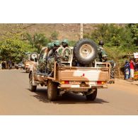 Arrivée d'un véhicule pick-up 4x4 Toyota Landcruiser transport de troupes du convoi sénégalais. Les soldats sont armés de fusils d'assaut Colt M16-A2, d'une mitrailleuse Saco M60 et d'un fusil Galil avec lance-grenade M203 monté.