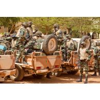 Débarquement des troupes sénégalaises des pick-up 4x4 Toyota Landcruiser. Les soldats sont armés de fusils d'assaut Colt M4-A1, d'une mitrailleuse Saco M60 et d'un RPG-7.