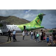 Un avion de ligne ATR 72-600 embarque des réfugiés à Grande Case sur l'île de Saint-Martin, aux Antilles.