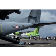 Des avions Casa Cn-235 et ATR 72-600 embarquent des réfugiés à Grande Case sur l'île de Saint-Martin, aux Antilles.