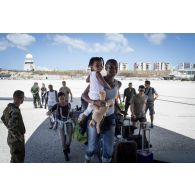 Des civils sinistrés embarquent à bord d'un avion A400 M pour leur évacuation depuis l'aéroport de Juliana sur l'ïle de Saint-Martin, aux Antilles.