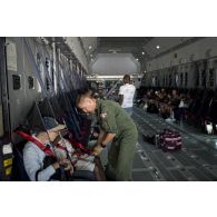Le personnel navigant d'un avion A400 M aide des civils sinistrés à prendre place dans la soute de l'appareil pour leur évacuation depuis l'aéroport de Juliana sur l'ïle de Saint-Martin, aux Antilles.