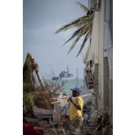 La frégate de surveillance Ventôse mouille au large du quartier de Sandy Ground à Marigot sur l'île de Saint-Martin, aux Antilles.