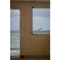 La frégate de surveillance Ventôse mouille au large du quartier de Sandy Ground à Marigot sur l'île de Saint-Martin, aux Antilles.