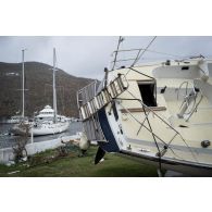 Epaves de yacht dans le port de plaisance de Anse Marcel sur l'île de Saint-Martin, aux Antilles.
