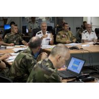 Le contre-amiral René-Jean Crignola dirige un briefing au centre opérationnel installé à Fort Desaix, en Martinique.