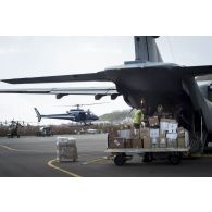 Des aviateurs déchargent des colis de dons à destination des sinistrés depuis un avion Casa Cn-235 à Grand Case sur l'île de Saint-Martin, aux Antilles.