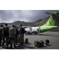 Un avion de ligne ATR 72-600 embarque des réfugiés à Grande Case sur l'île de Saint-Martin, aux Antilles.