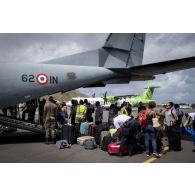 L'équipage d'un avion Casa Cn-235 embarque des réfugiés à Grande Case sur l'île de Saint-Martin, aux Antilles.