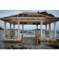 Ruines d'un kiosque en bord de plage à Cul-de-Sac sur l'île de Saint-Martin, aux Antilles.