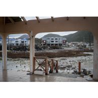 Ruines d'un kiosque en bord de plage à Cul-de-Sac sur l'île de Saint-Martin, aux Antilles.