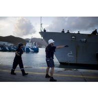 L'équipage de la frégate de surveillance Germinal participent à la manoeuvre d'accostage du bâtiment dans le port de Galis Bay sur l'île de Saint-Martin, aux Antilles.